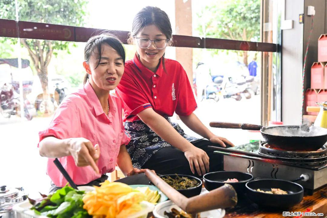全网追的“扁担女孩”，找了一份暑假工，时薪12元 - 蚌埠生活资讯 - 蚌埠28生活网 bengbu.28life.com
