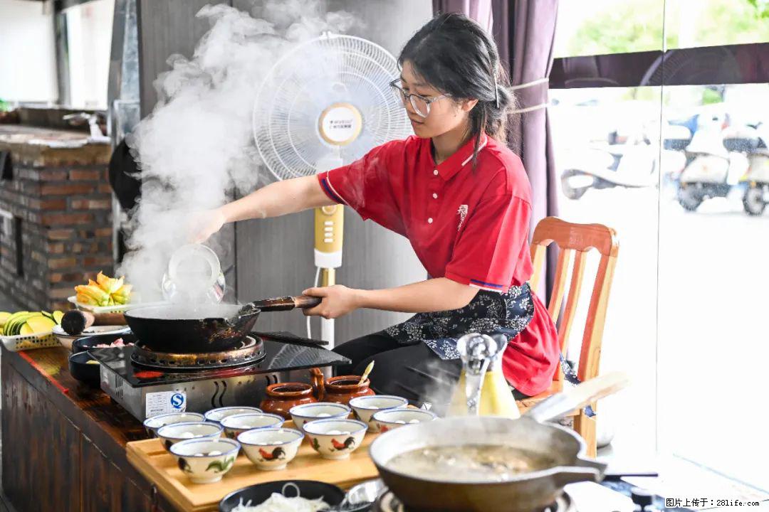 全网追的“扁担女孩”，找了一份暑假工，时薪12元 - 蚌埠生活资讯 - 蚌埠28生活网 bengbu.28life.com